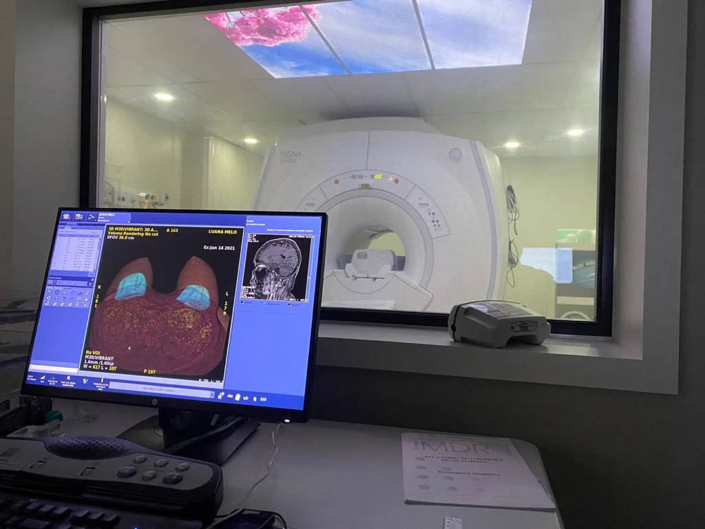 Sala de controle e equipamento GE SIGNA — São João Diagnósticos por Imagem